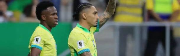 巴西队2-1战胜哥伦比亚，拉菲尼亚表现出色，金球奖悬念逐渐消失