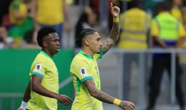 巴西队2-1战胜哥伦比亚，拉菲尼亚表现出色，金球奖悬念逐渐消失