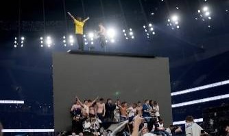 太阳报：热刺的球迷在球队赢得欧联杯冠军之后冲入球场进行庆祝