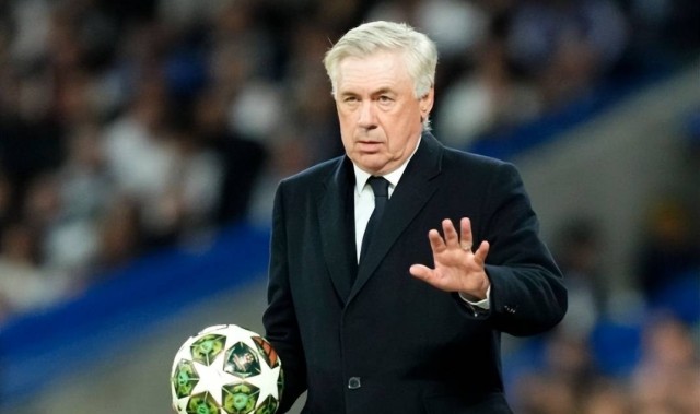 联赛落后巴萨4分，欧冠惨败阿森纳，皇马球迷怒了：安切洛蒂下课