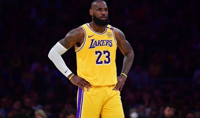 力压乔丹科比！詹姆斯连续21个赛季入选最佳阵容